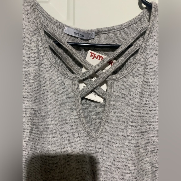 XL Women’s Soft Gray Top, NWT, P2P 30, cold shoulder slits. - Picture 3 of 3